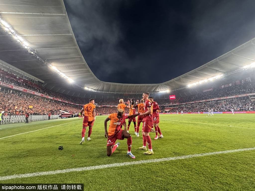 爆！奥斯梅恩转会截止日曝光！曼联“变心”锁定新猎物，沙特金元足球再掀波澜？